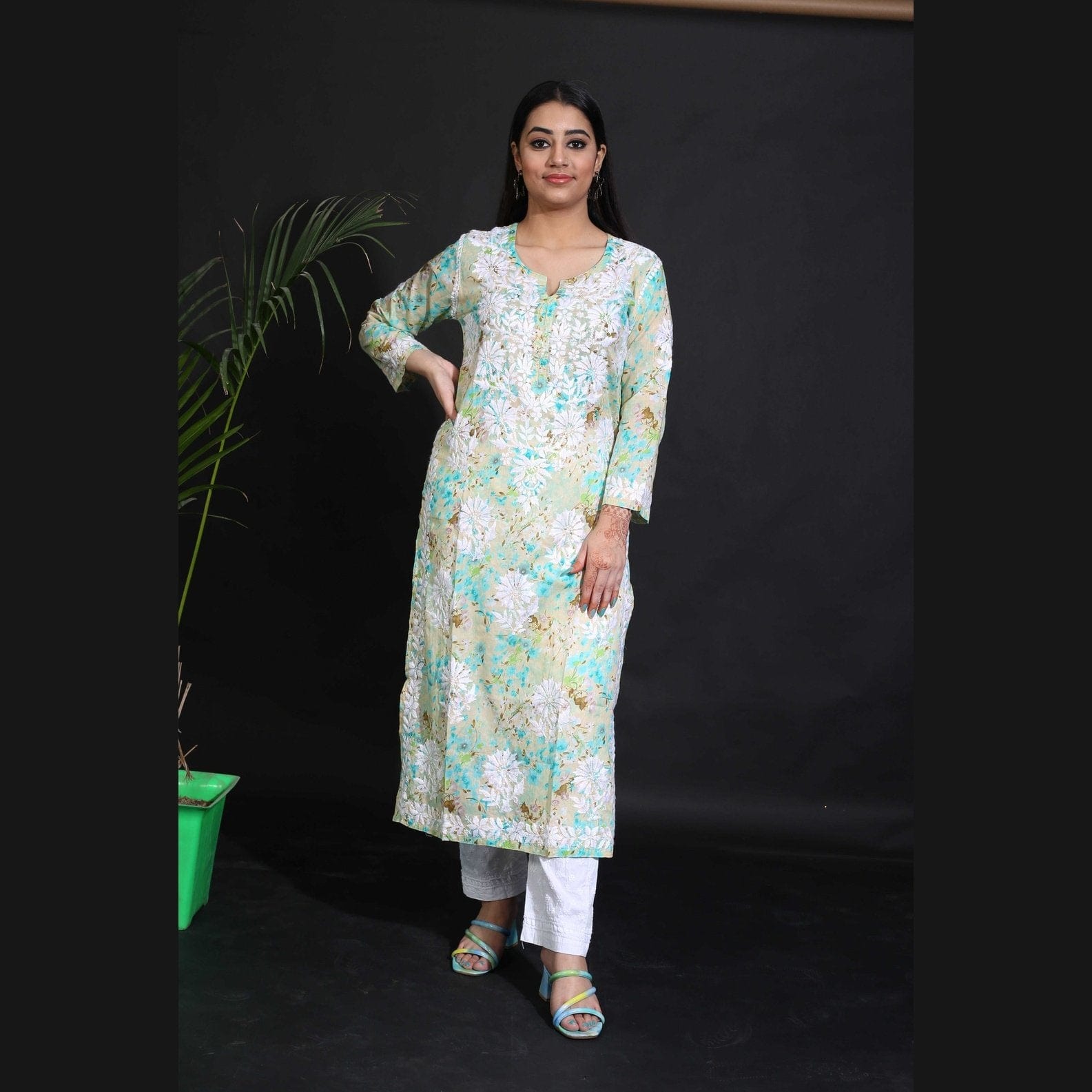 Tahira Mul Mul Chikankari Kurti – Lucknow Chikan, Readymade Chikan Kurtis,  Kurti Sets, Chikan Suits, – Noorkari